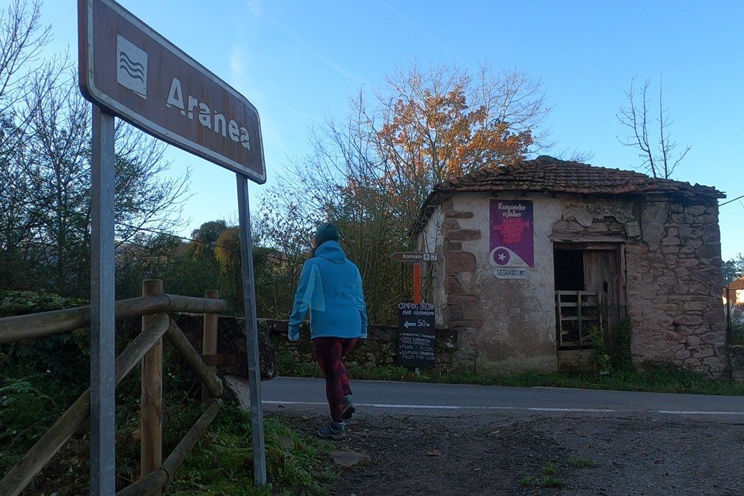 Izquierda al cruzar río Aranea