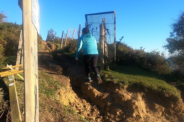 Izquierda, sendero hacia Mendatagaina