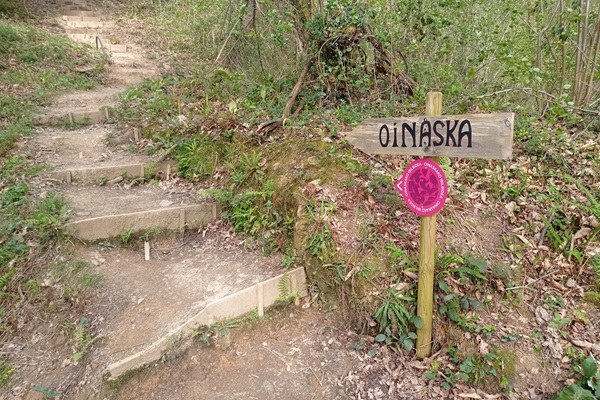 escaleras hacia oinaska