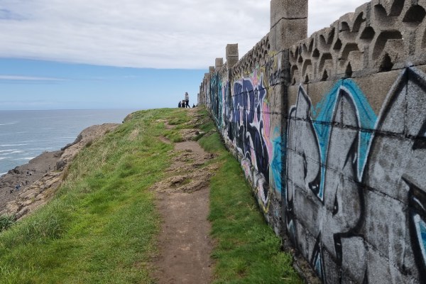 Seguir sendero junto al muro